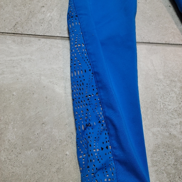 Alo blue lazer cut out capri yoga leggings - Picture 5 of 6